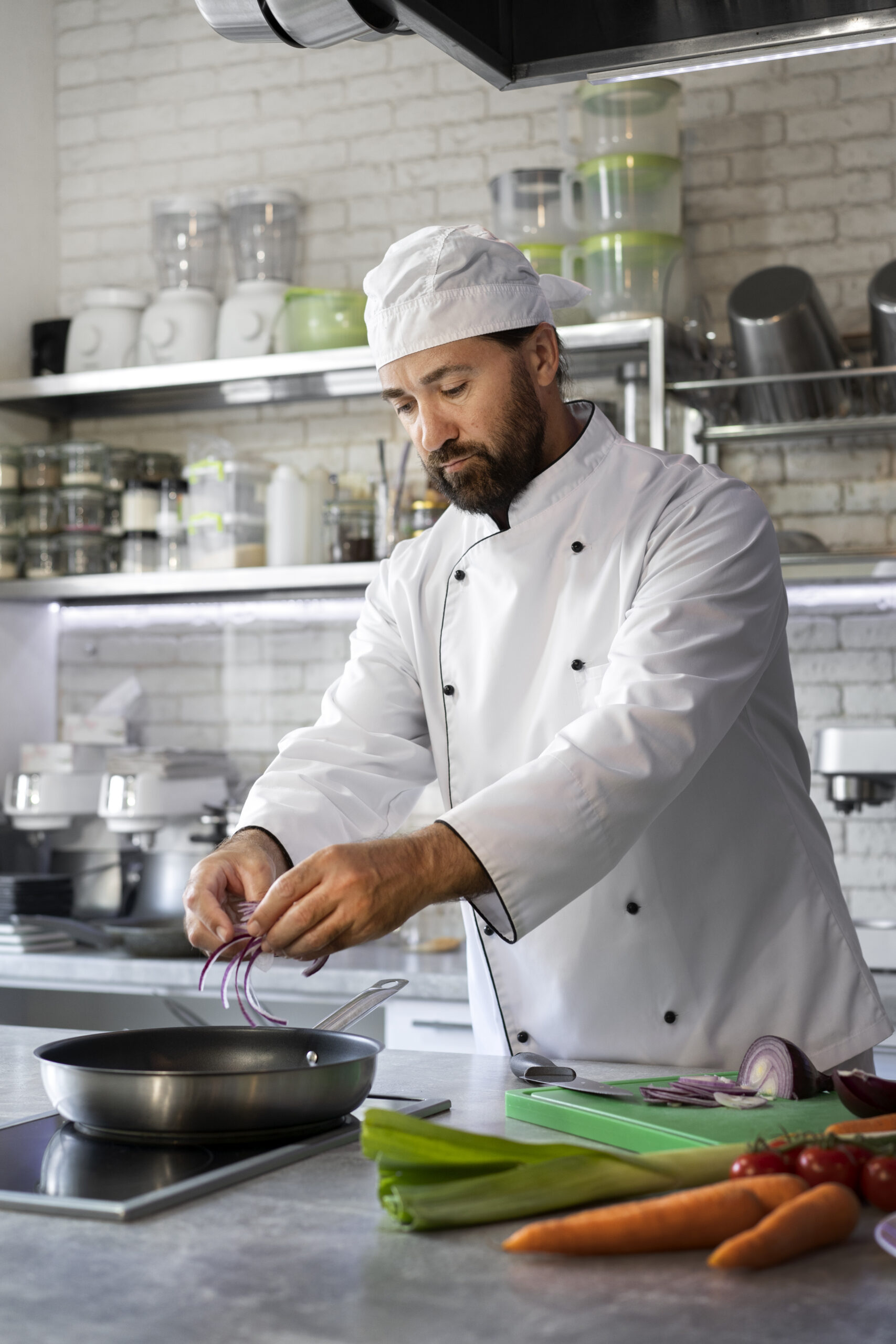 chef-masculino-no-prato-de-cozinha-em-uma-frigideira