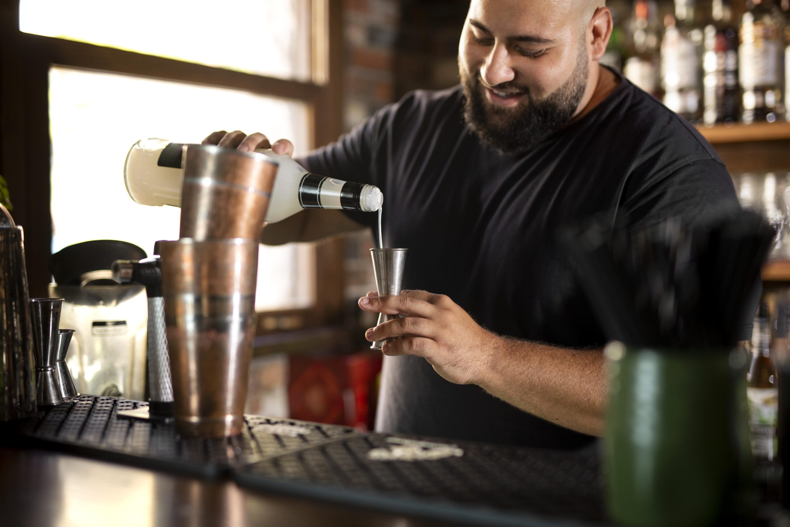 close-up-no-barman-criando-uma-bebida-deliciosa (1)